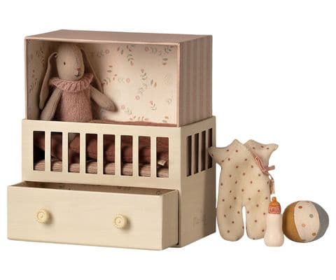 Baby room with micro bunny - pink