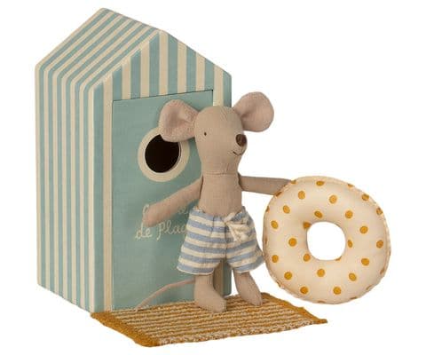 Beach mouse - little brother in cabin de plage