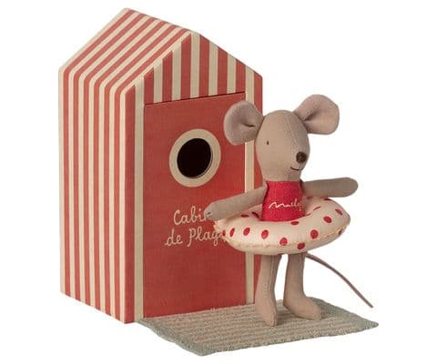 Beach mouse - little sister in cabin de plage
