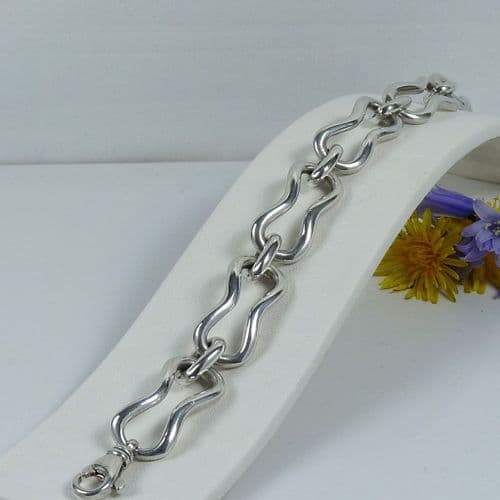 925 Sterling Silver Hand Crafted Solid Oval Link Bracelet With T Bar Fastener. (1)